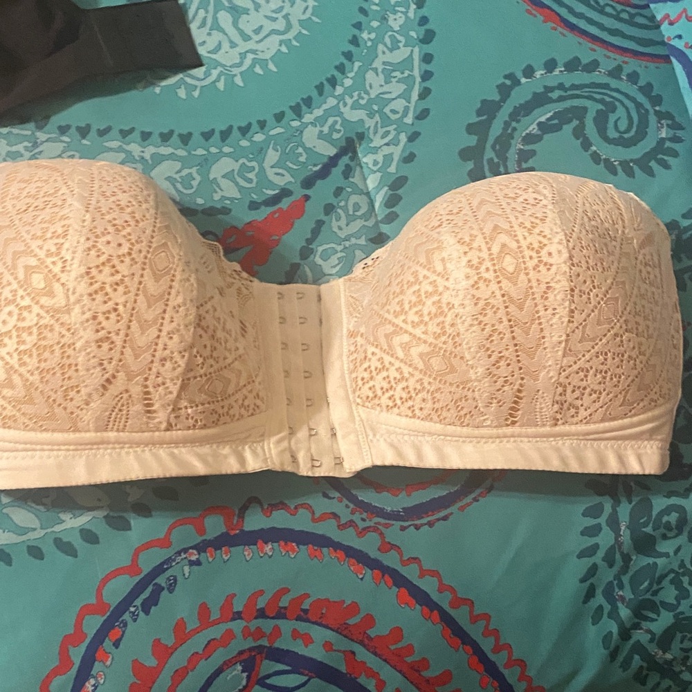 Chic Cream Lace Strapless Bra